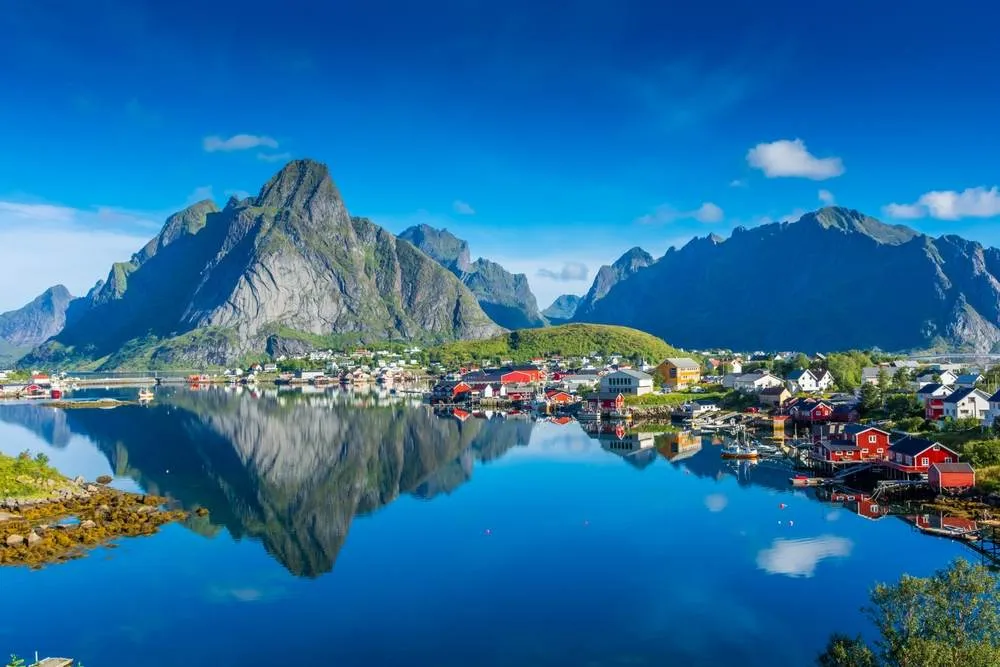 Unveiling Lofoten: Arctic Splendor & Cultural Riches