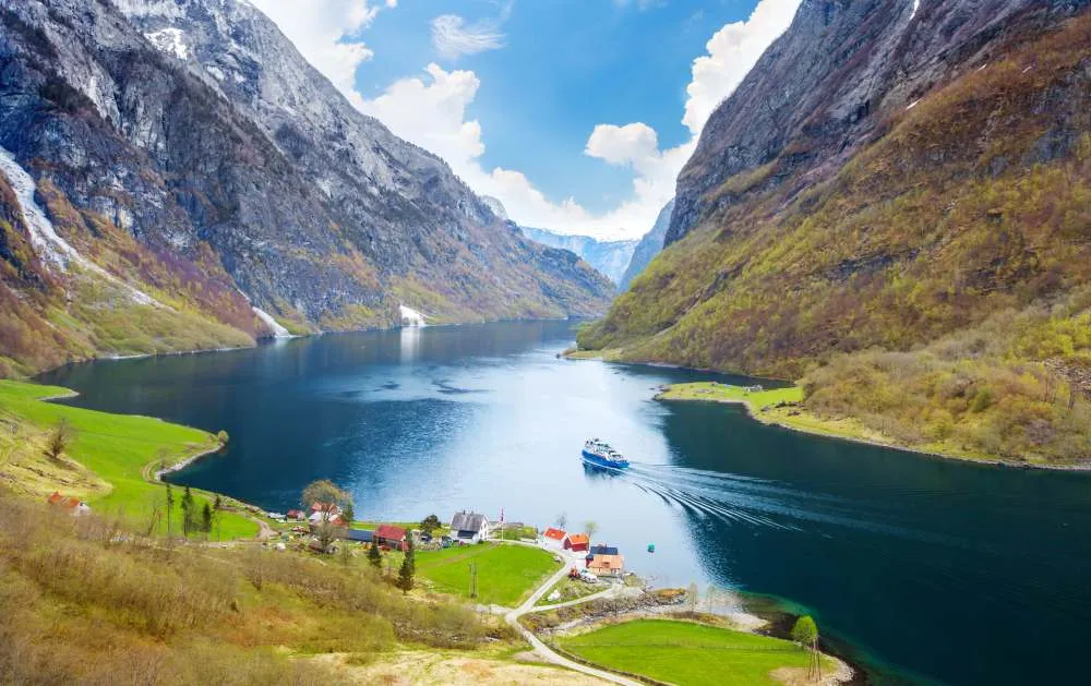 N&aelig;royfjord