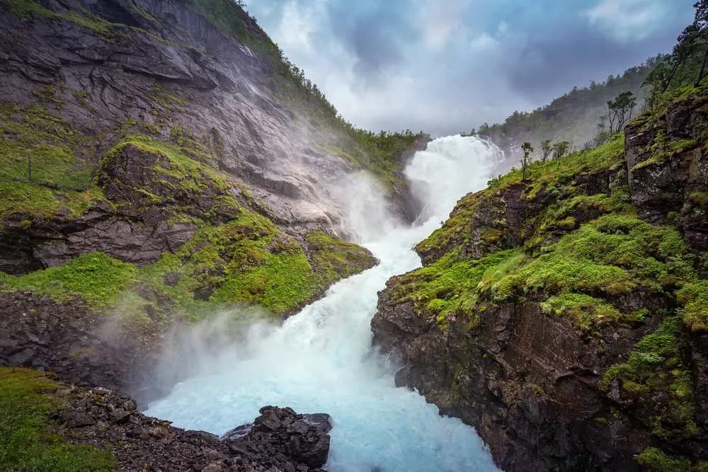Ontdek de majestueuze Kjosfossen-waterval