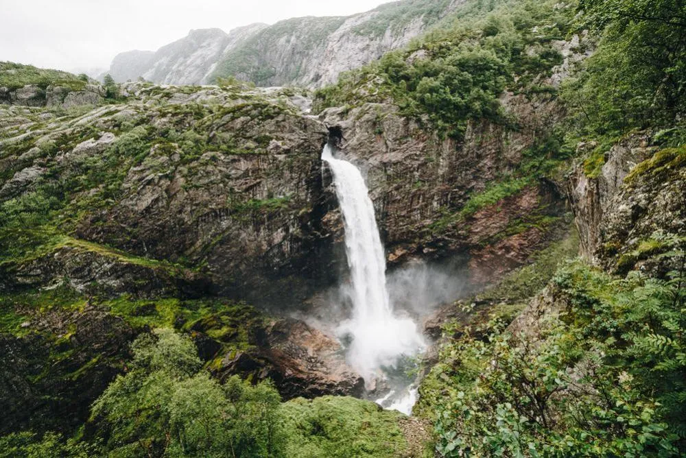 Der Manafossen-Wasserfall in Norwegen
