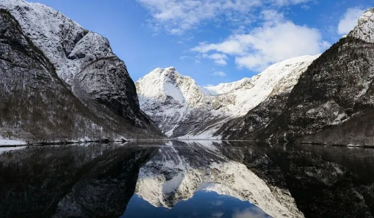 Snow in Naeroyfjord