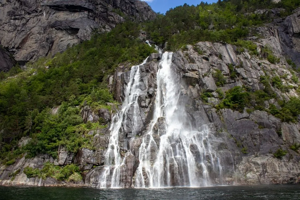 Hengjanefossen Waterfall
