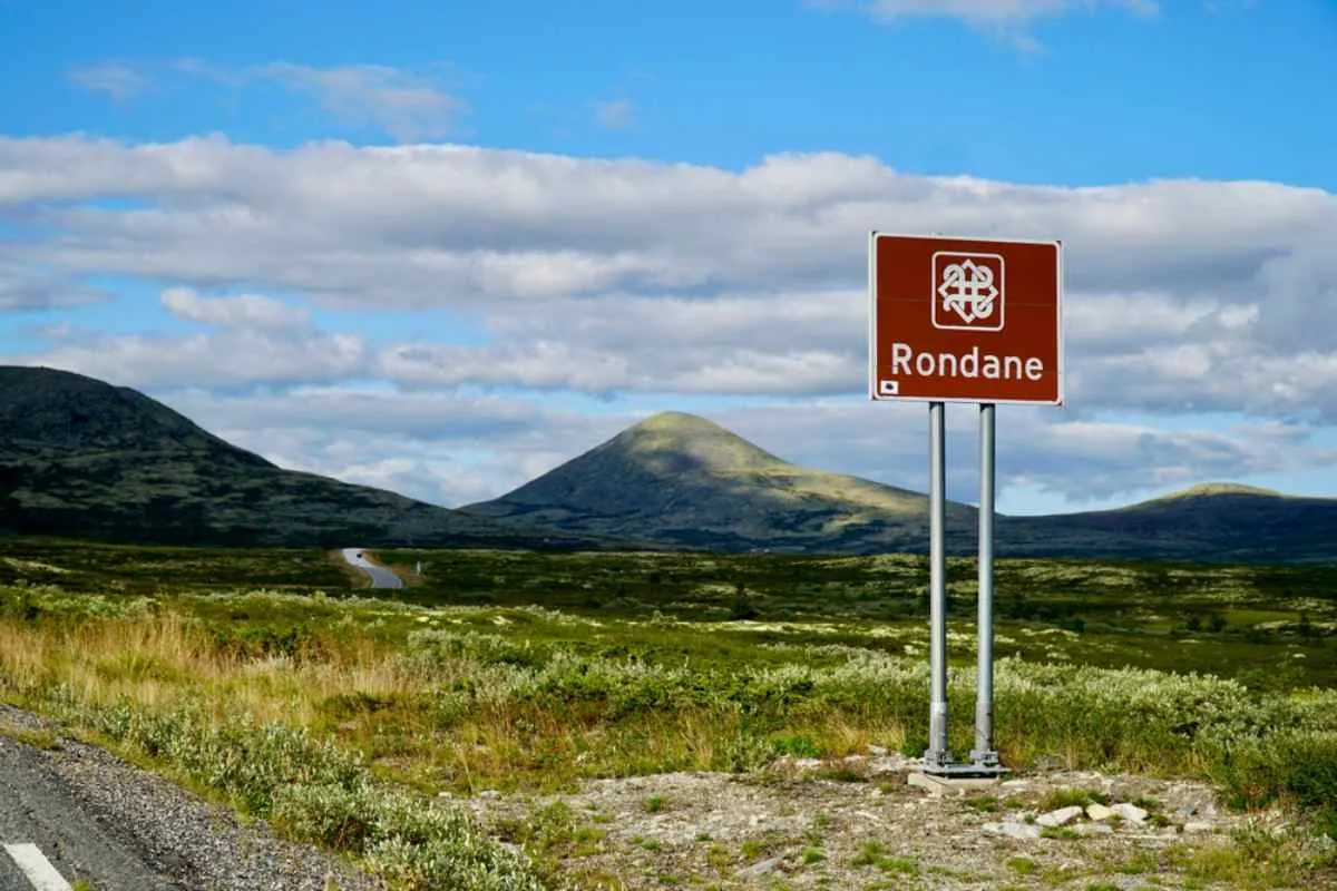 A road sign with the inscription 'Rondane' indicates the presence of the national park of the same name in Norway.
