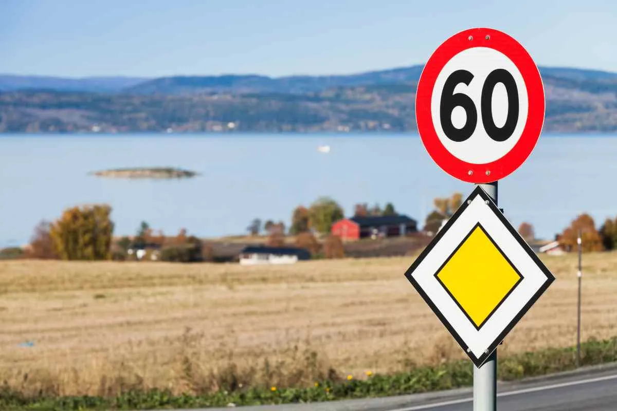 Detail plan of a traffic sign in the middle of a Norwegian road indicating the maximum speed that can be driven on that stretch of road, 60.