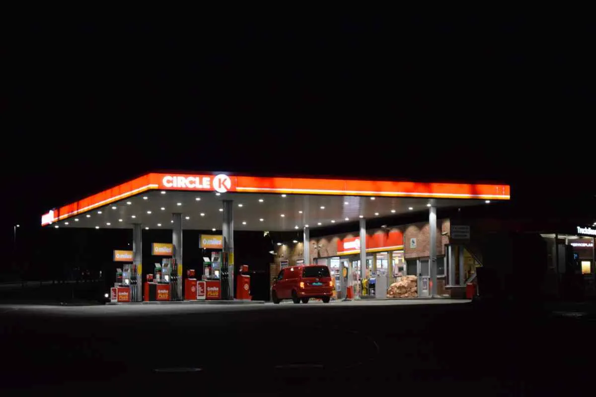 Overview of a Norwegian gas station in the middle of the night.