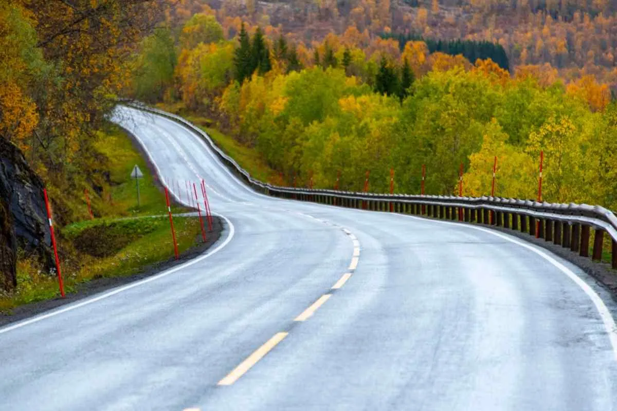 General view of the Norwegian E6 road with a sharp curve at the end.