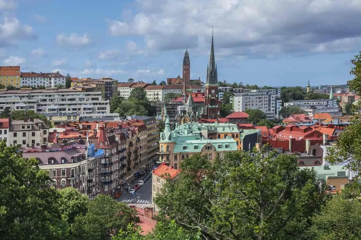 Vue d'ensemble de la ville de Göteborg en été, sous un ciel dégagé.