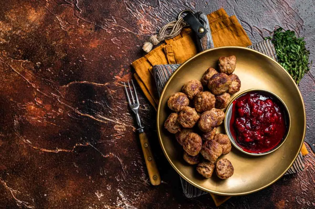 Vue aérienne d'un plat typiquement suédois mettant en avant les célèbres boulettes de viande du pays.