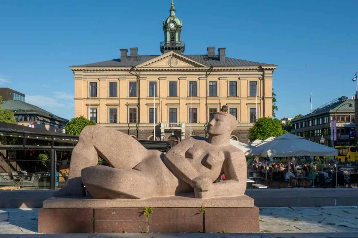 Gros plan sur une statue intrigante située au cœur de Gävle, en Suède.