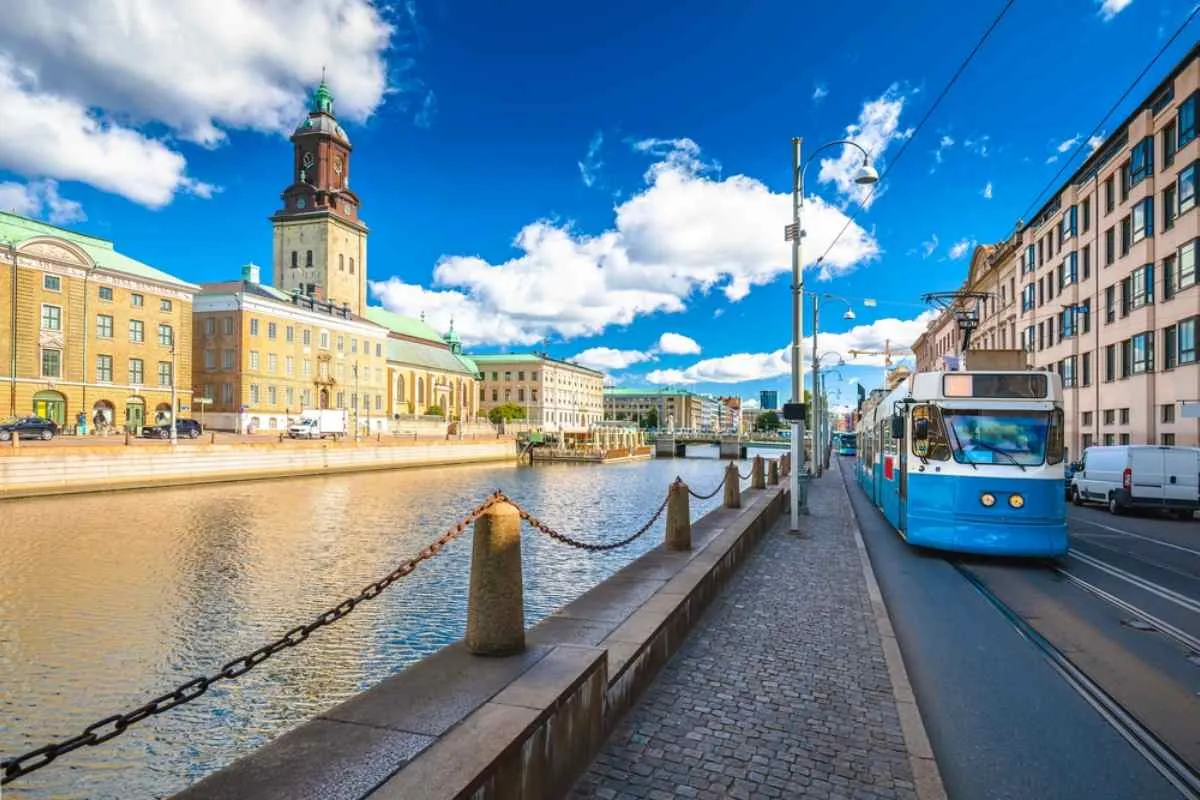 Vue d'ensemble de la ville suédoise de Göteborg, avec son tramway passant devant un plan d'eau.