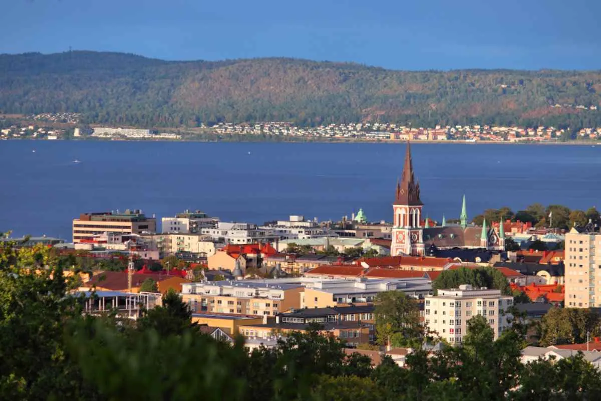 Plan rapproché de la ligne d'horizon de la ville de Jönköping, en Suède, au coucher du soleil.