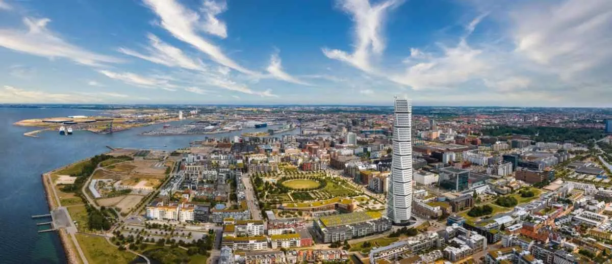 Vue aérienne prise par drone de la ville suédoise de Malmö, avec son gratte-ciel caractéristique au premier plan.