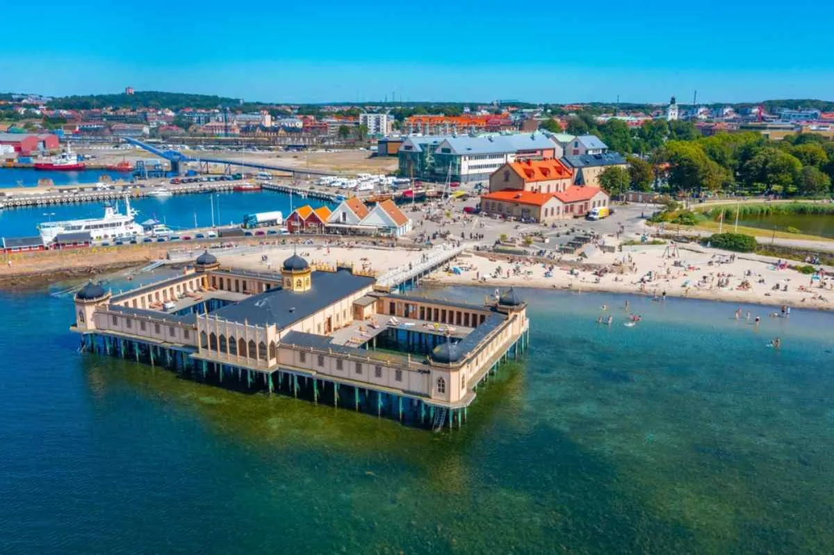 Vue aérienne prise par drone de la ville côtière de Varberg, en Suède, avec sa superbe jetée et ses eaux bleues.