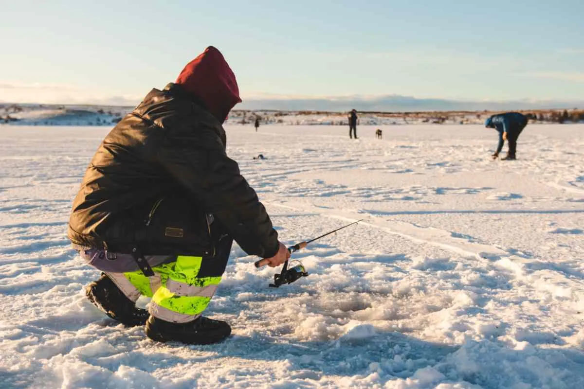 Pêche sur glace dans l'Arctique