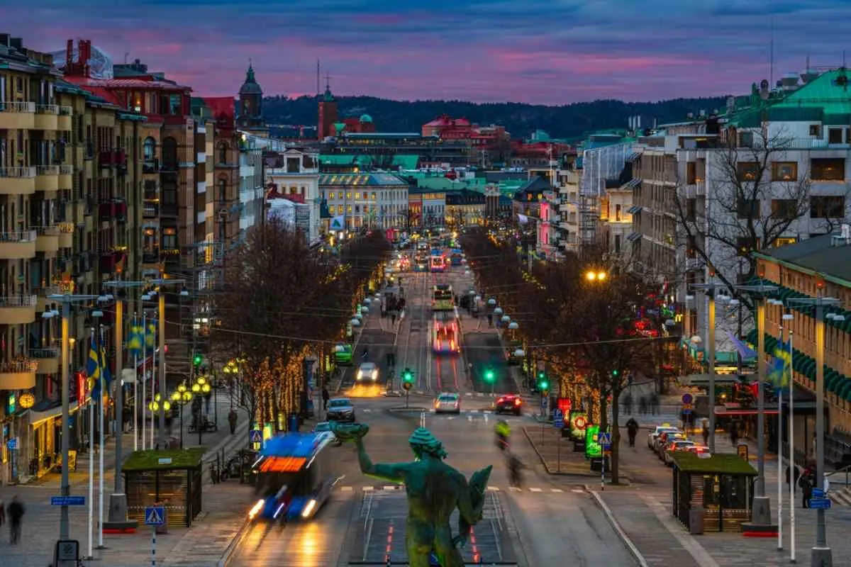Le boulevard Avenyn à Göteborg illuminé au crépuscule
