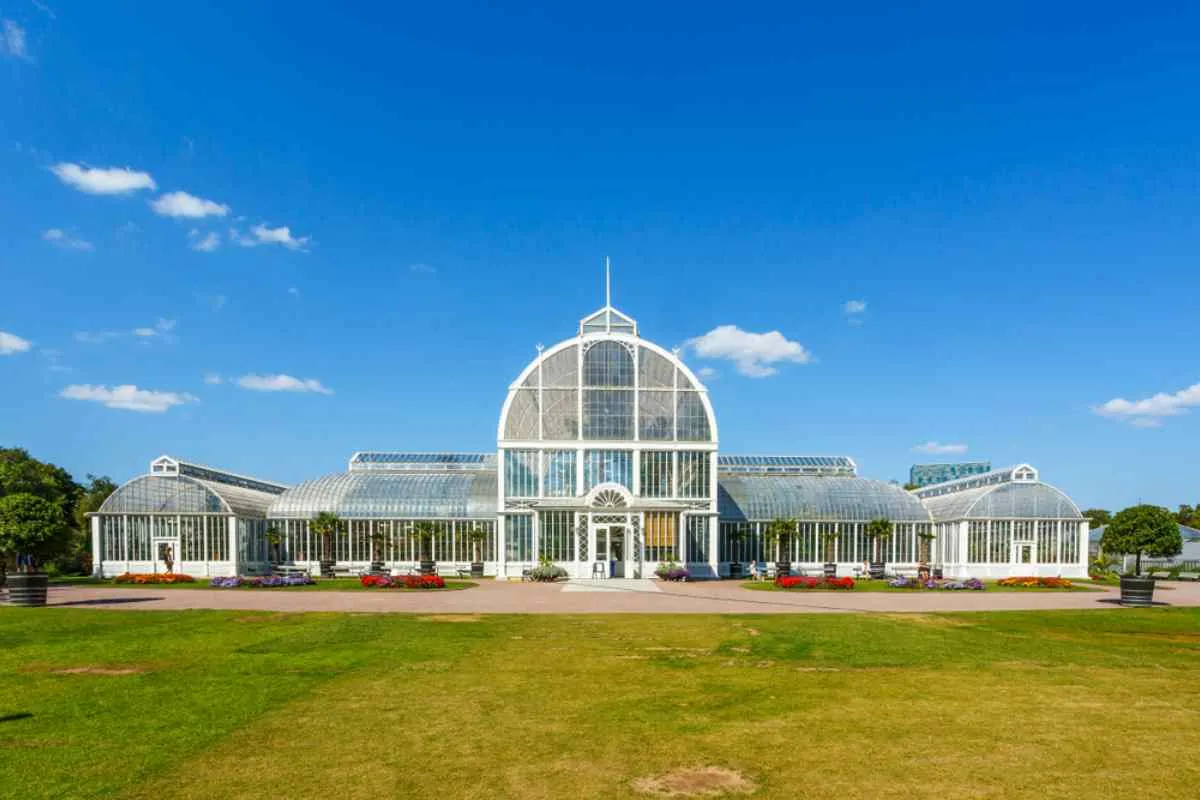 La serre « Palm House » du jardin botanique de Göteborg par une journée ensoleillée