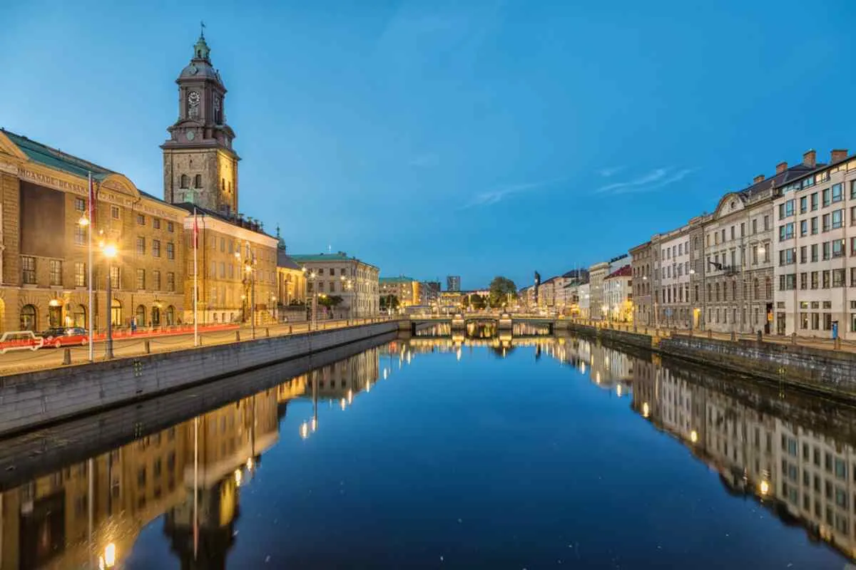 Les canaux de la ville et l'architecture du front de mer à Göteborg au crépuscule