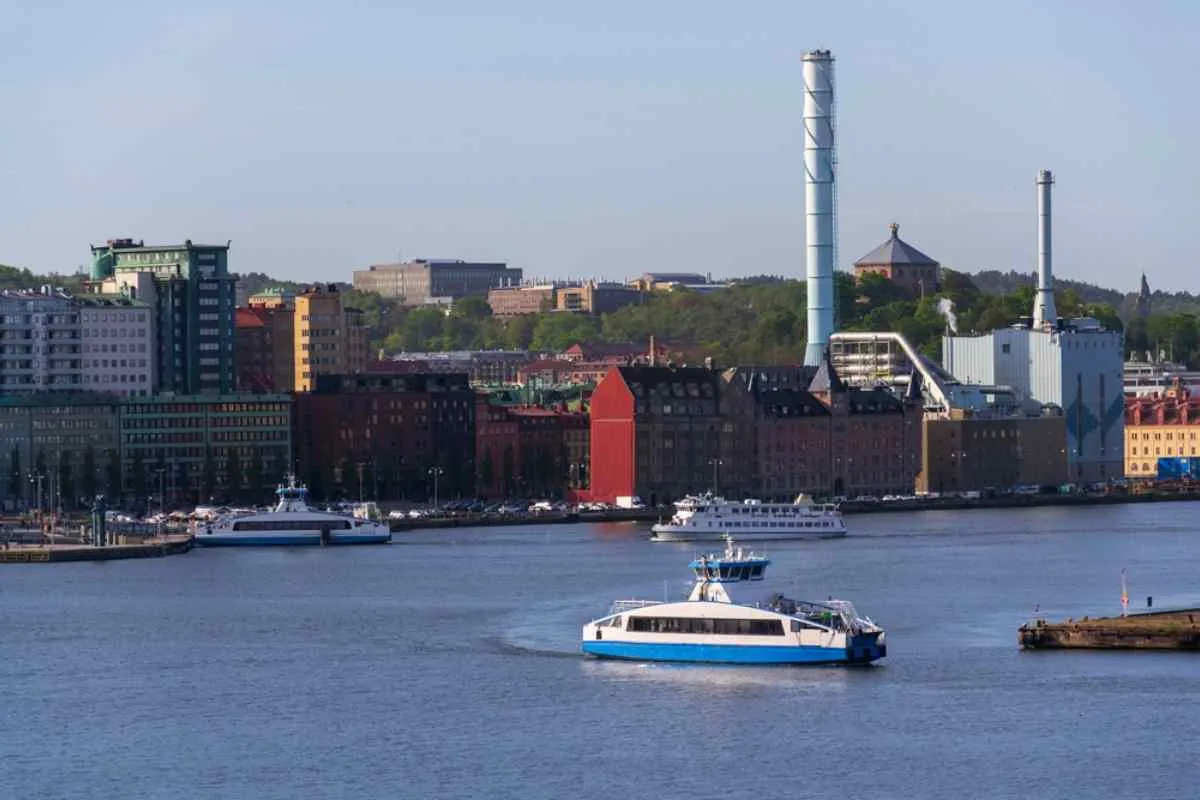 Ferry de passagers naviguant dans le port de Göteborg