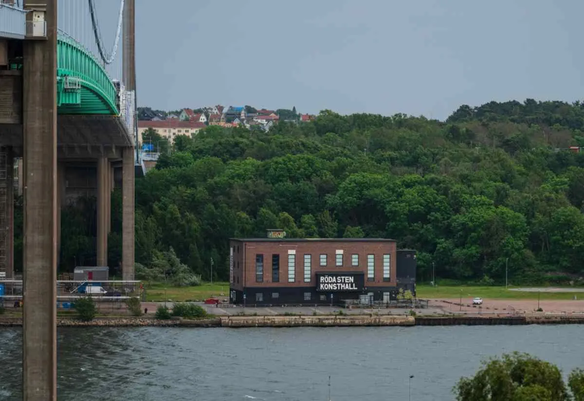 Le centre d'art Röda Sten Konsthall, situé sous le pont d'Älvsborg à Göteborg