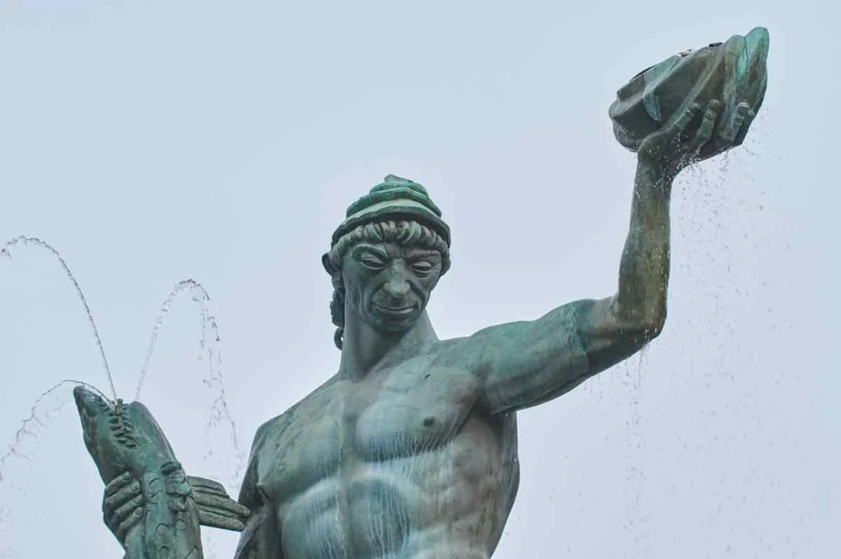 Statue de Poséidon sur la place Götaplatsen à Göteborg