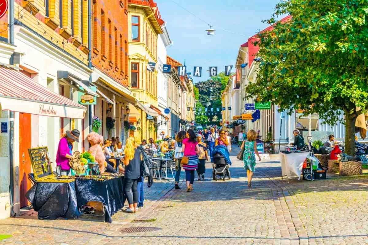 Une rue du quartier de Haga, avec ses boutiques, ses cafés et ses passants, à Göteborg