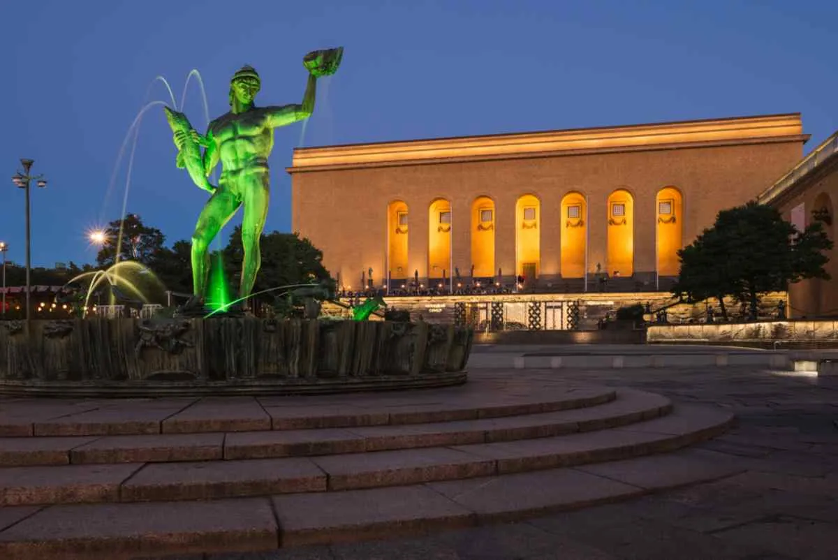 La statue de Poséidon et le musée d'art de Göteborg illuminés la nuit