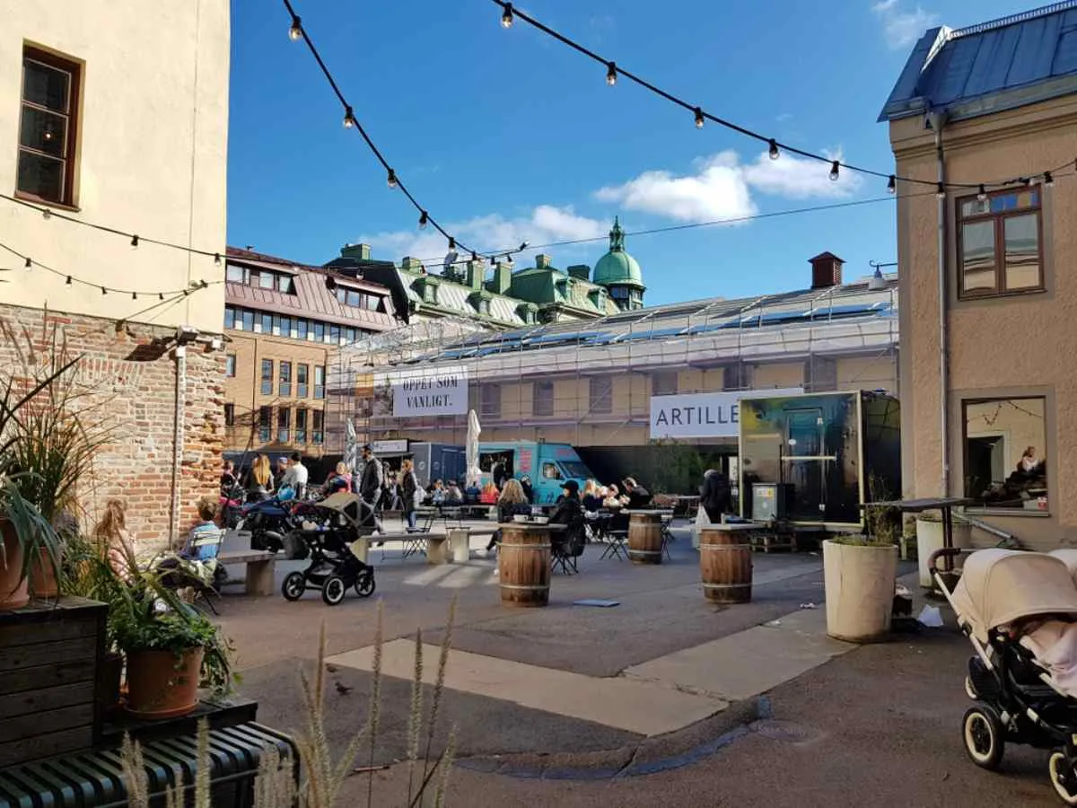 La rue Magasinsgatan, avec ses cafés et ses food trucks, à Göteborg