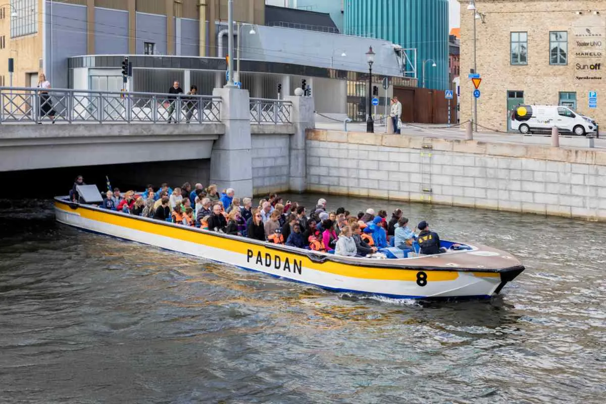 Des touristes à bord d'un bateau d'excursion « Paddan » sur le canal de Göteborg