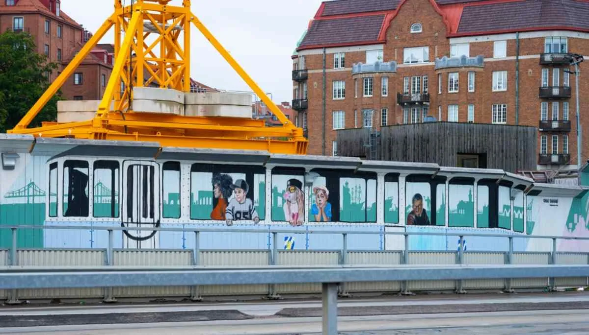 Fresque de street art colorée sur un immeuble à Göteborg