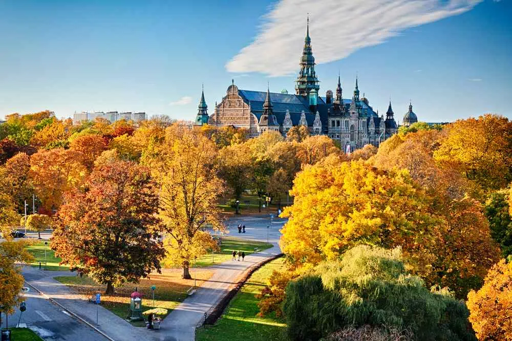 Découvrir la Suède en octobre : guide du voyageur