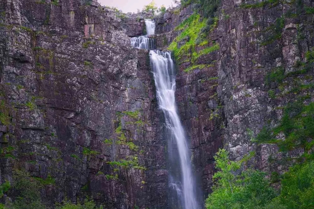 À la découverte des spectaculaires cascades de Suède : un voyage à travers les chefs-d’œuvre de la nature