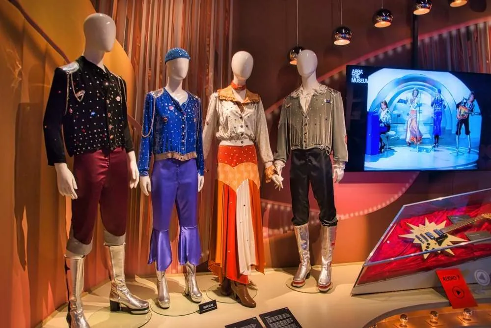 Primer plano de varios maniquíes vestidos con los trajes típicos del grupo musical ABBA en el museo que lleva su nombre en Estocolmo.