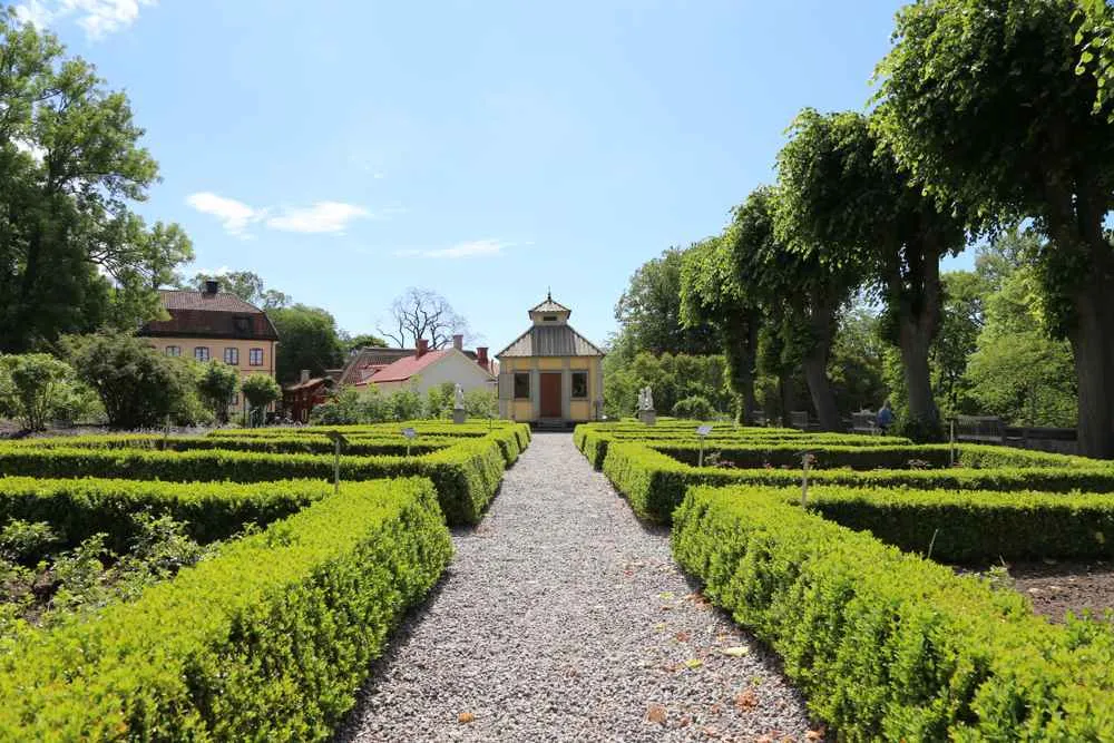 Visión general de los jardines del Museo al Aire Libre de Skansen, en Estocolmo, en un precioso día soleado.