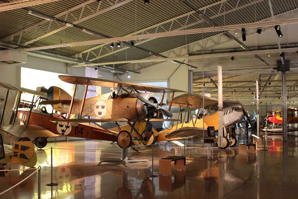 Plano detallado de una de las zonas del Museo de la Fuerza Aérea Sueca en Linköping, donde se exponen varias avionetas alineadas en fila.