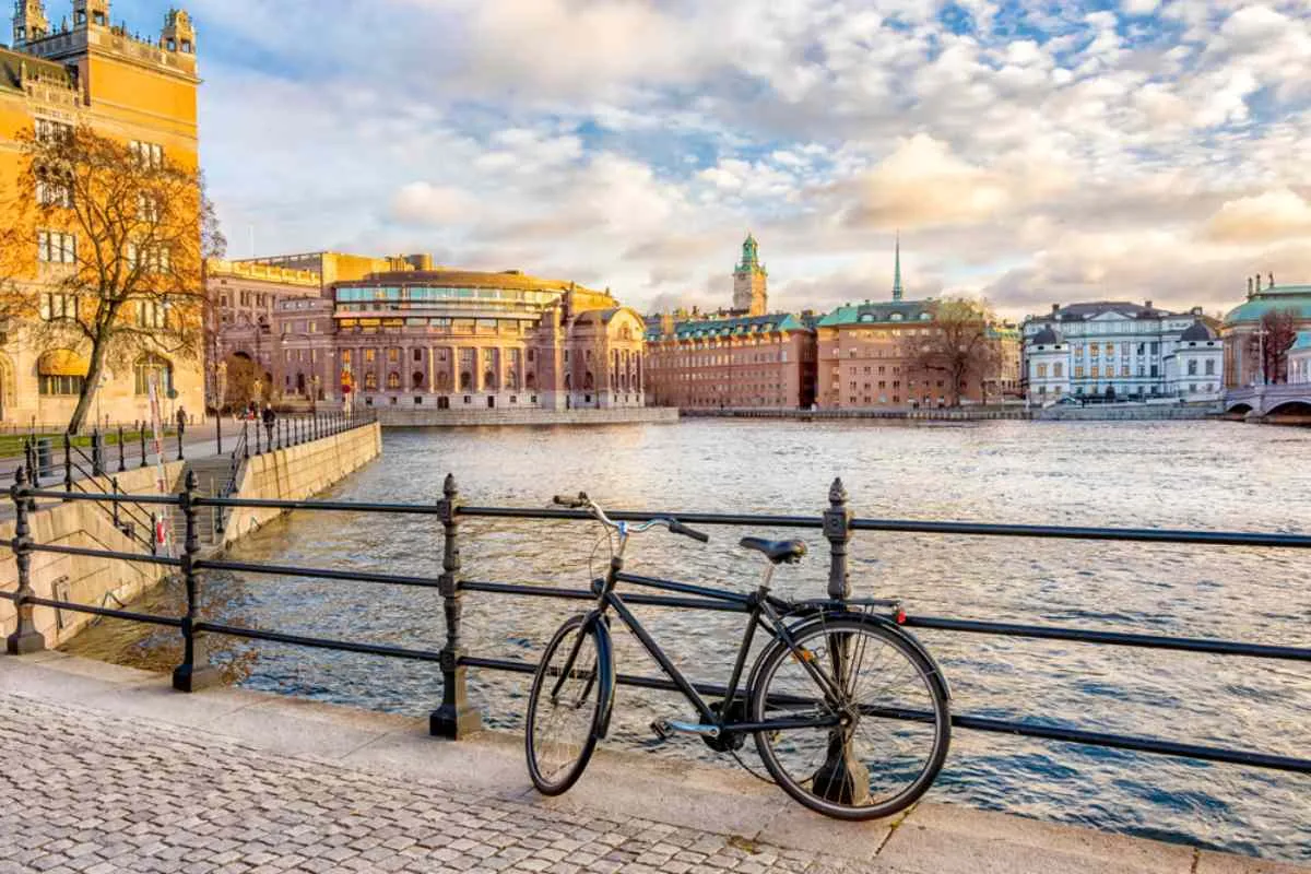 Foto detallada de un puente en la ciudad de Estocolmo, en Suecia, con una bicicleta apoyada en las barandillas.