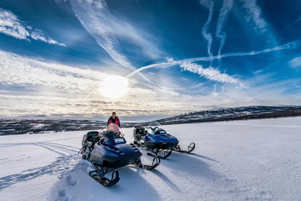 Motos de nieve en Suecia: una aventura invernal inolvidable