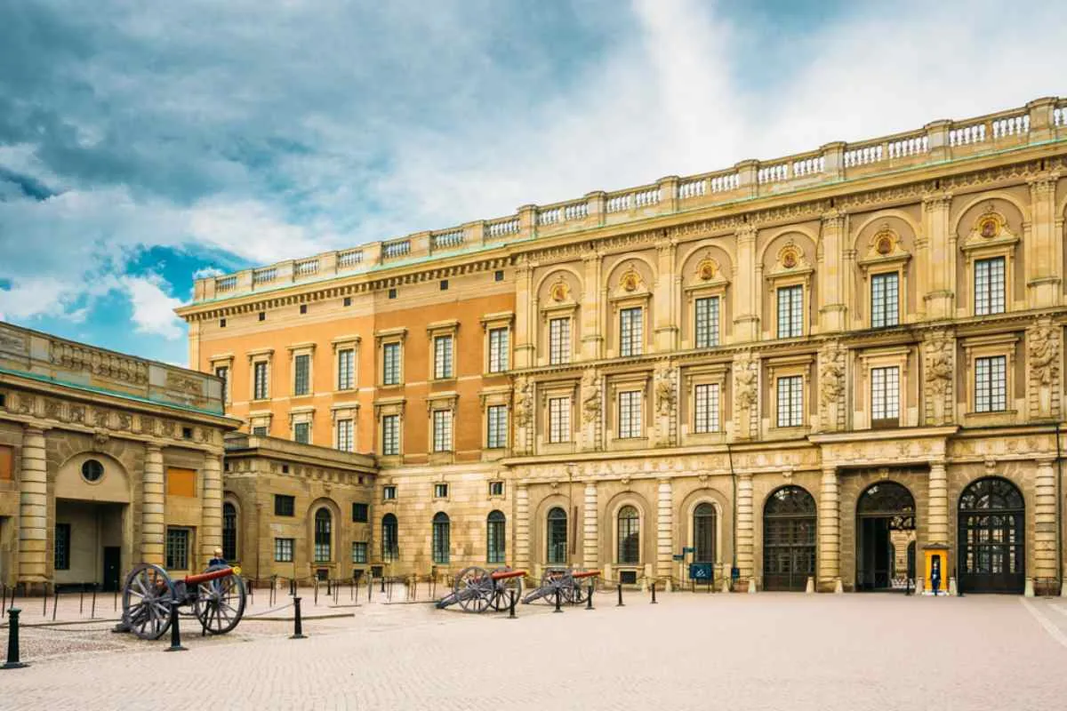 Guide complet du Palais royal de Stockholm : histoire et splendeur