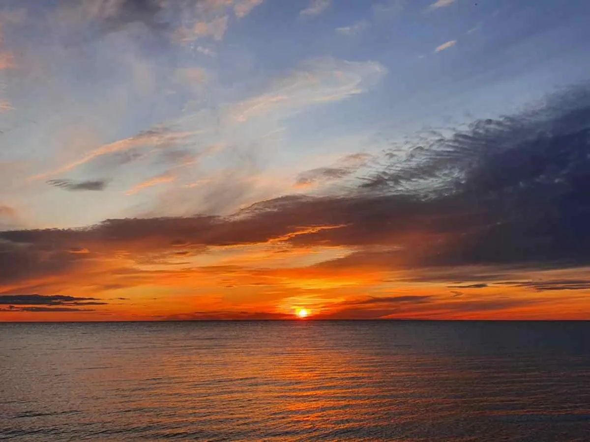 Superbe coucher de soleil sur la mer Baltique depuis Gotland, en Suède, avec un ciel coloré se reflétant sur des eaux calmes.
