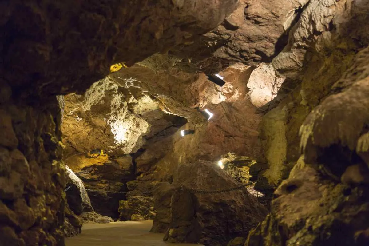 À l'intérieur de la grotte de Lummelunda, à Gotland, en Suède, avec ses formations rocheuses et ses sentiers éclairés.