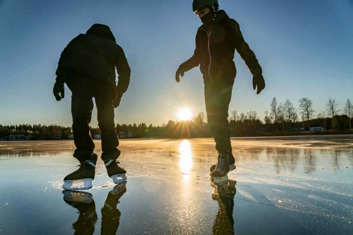 Dos personas patinan sobre un lago helado cerca de Umeå, en Suecia.
