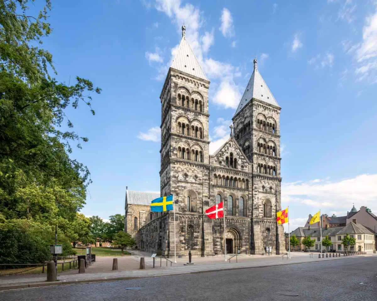 Panoramica della Cattedrale di Lund a Scania, in Svezia, con le bandiere della Svezia e della Danimarca.