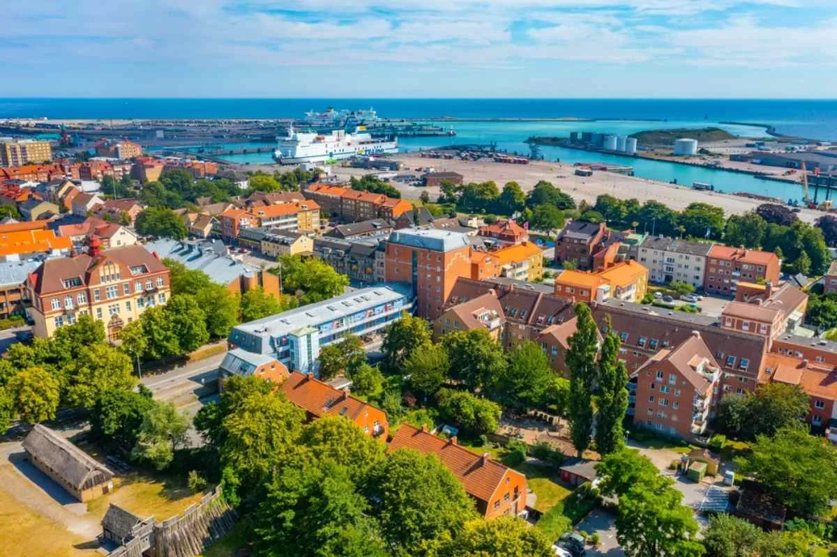 Vista dal drone dell’area più vicina alla baia di Trelleborg, nella regione di Scania, in Svezia, dove in lontananza si intravede un traghetto che sta per attraccare in città.