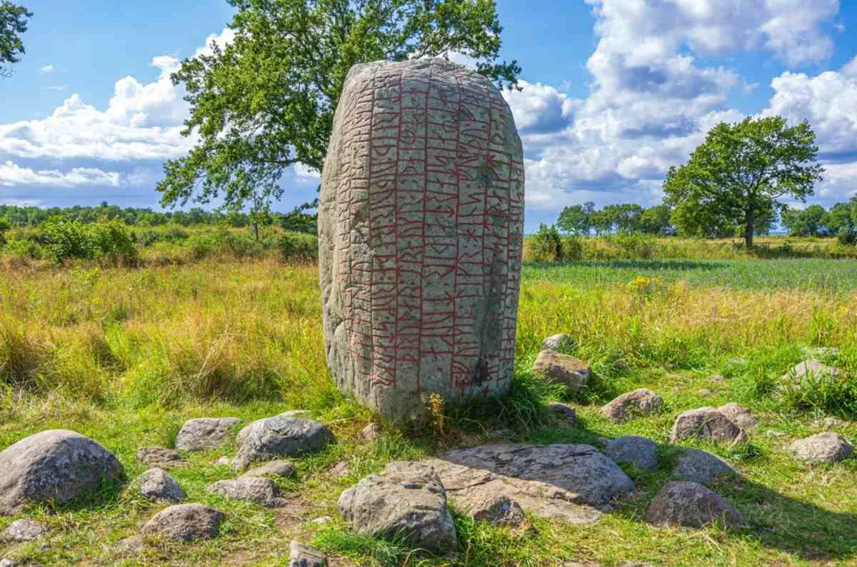 Pietra runica vichinga in un prato soleggiato sull’isola di Öland, in Svezia.