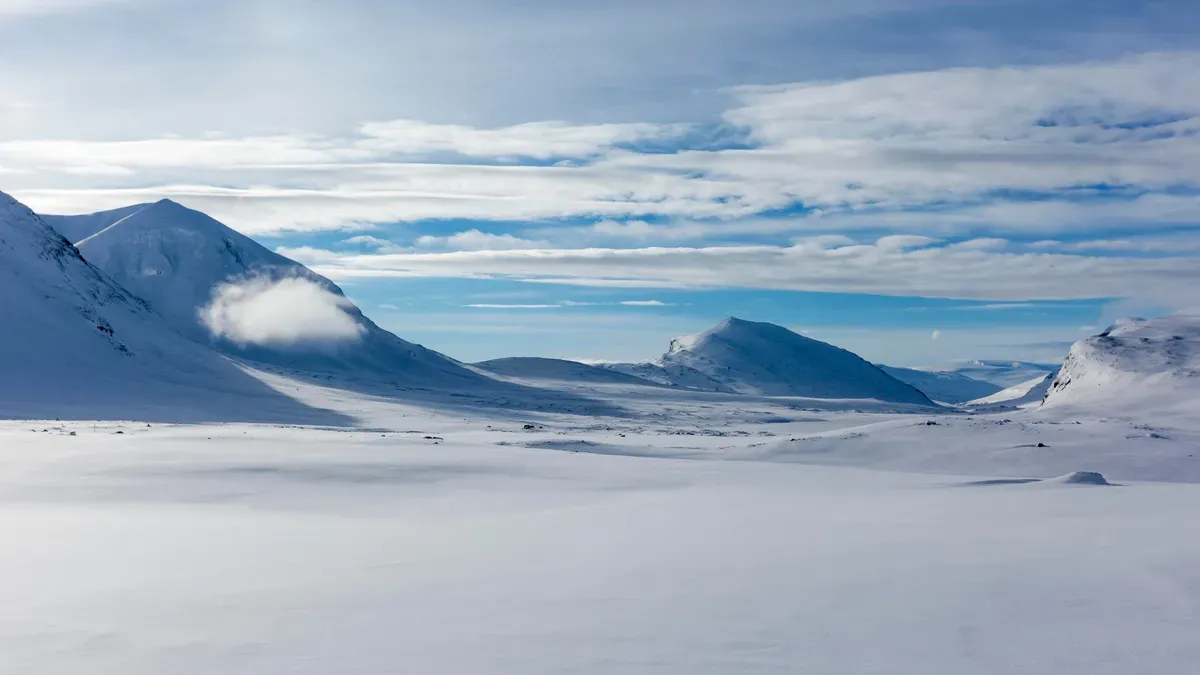Tranquillo sorgere del sole su un lago placido lungo il sentiero escursionistico Kungsleden nella Lapponia svedese