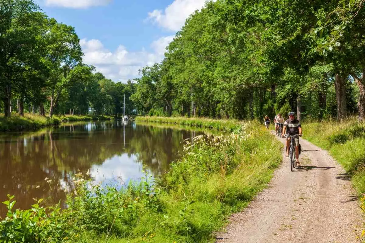 I ciclisti si godono il percorso vicino al Canale di Göta, in Svezia, in una bellissima giornata di sole.