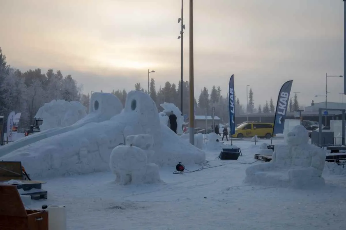 Panoramica delle sculture di neve al festival più famoso di Kiruna, in Svezia.