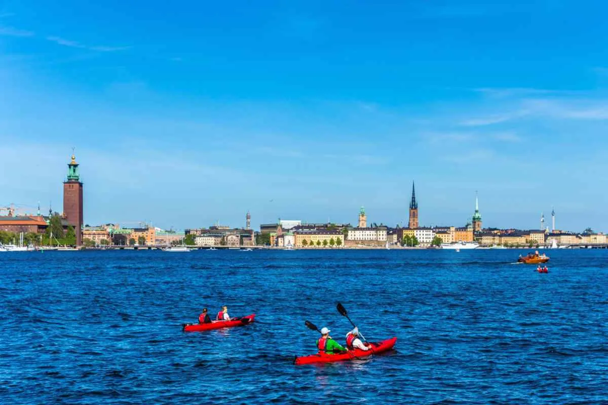 Diverse persone vanno in kayak nell’arcipelago di Stoccolma, dove le acque sono leggermente mosse.