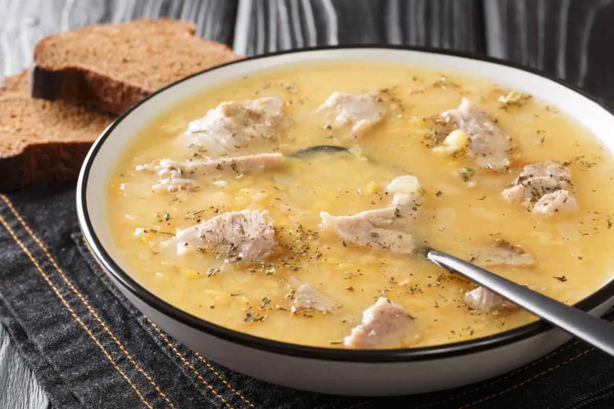 Foto ravvicinata di una zuppa svedese in fase di preparazione.
