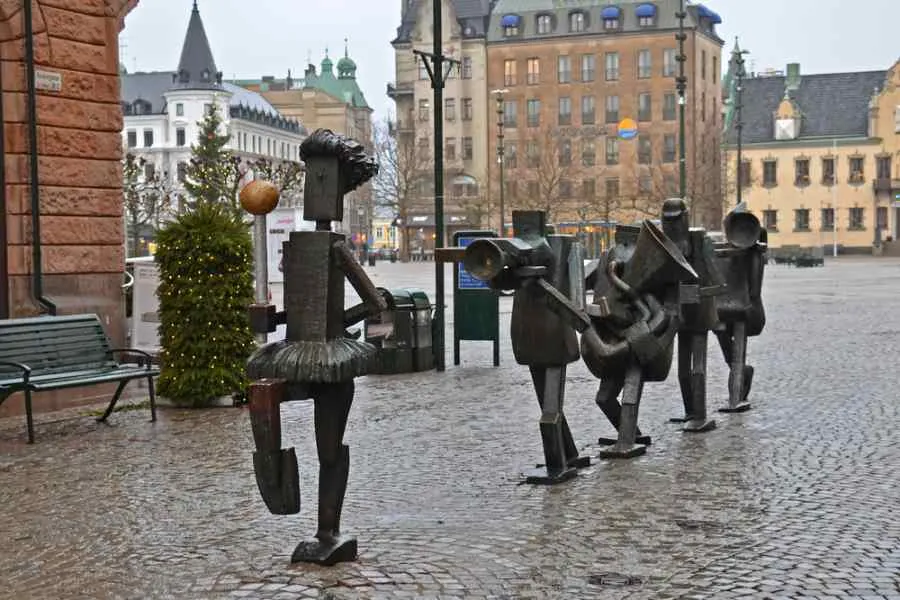 Foto ravvicinata di una scultura che raffigura una band musicale nella città di Malmö, in Svezia.