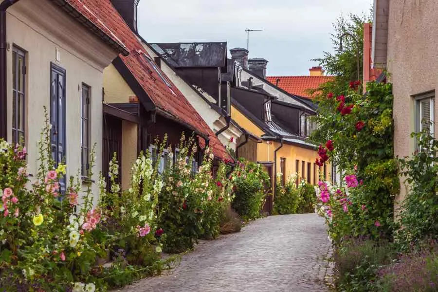 Foto ravvicinata di una stradina colorata a Visby, in Svezia.